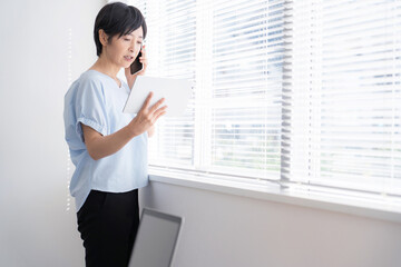 Fototapeta premium 電話をする女性