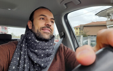 Uomo alla guida della propria automobile nel traffico della città