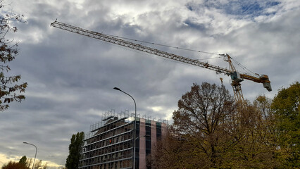 Lavori in corso nel cantiere edile in autunno