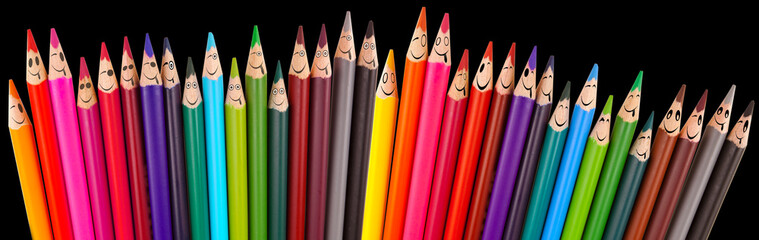 Crayons souriants sur fond noir 