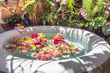 Spa extérieur fleuri et parfumé 
