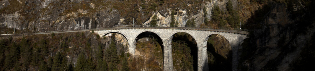 het beroemde Zwitserse Landwasserviaduct treinbrugpanorama