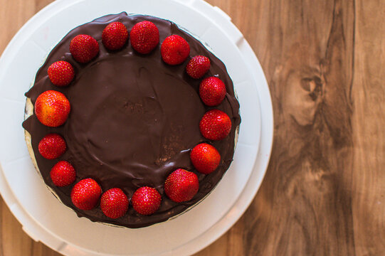Naked Cake mit Erdbeeren in der Totalen von oben