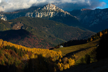 Obraz premium A charming mountain landscape in the Bucegi mountains, Carpathians, Romania. Autumn nature in Moeciu de Sus, Transylvania