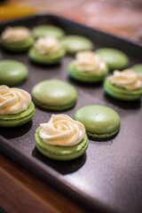 Grüne Macarons, gefüllt mit Frischkäse-Creme