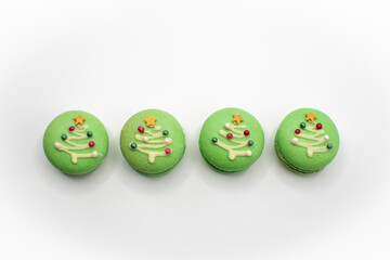 Weihnachts-Macarons mit Bäumchen von oben
