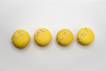 Gelbe Macarons, schlicht und elegant von oben