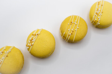 Gelbe Macarons, schlicht und elegant im Detail