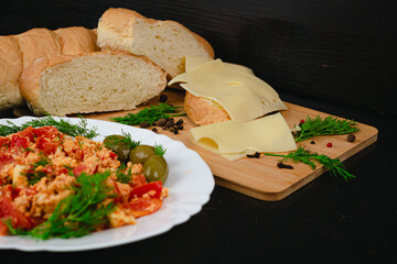 Scrambled eggs and sandwiches breakfast options