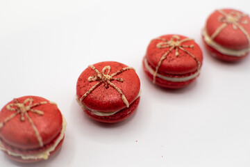 Rote Macarons als Geschenk dekoriert im Detail