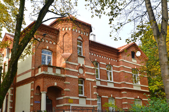 Residential building made of red brick (early 20th century). Kaliningrad, Komsomolskaya street
