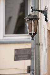 Alte Lampe zur Beleuchtung des Hauseingangs und der Straße
