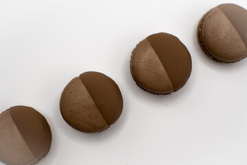 Braune Macarons in Schokolade gedippt, im Detail von oben
