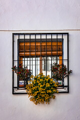 Fenêtre avec grille dans une ruelle d'une petite ville en Espagne, Altea