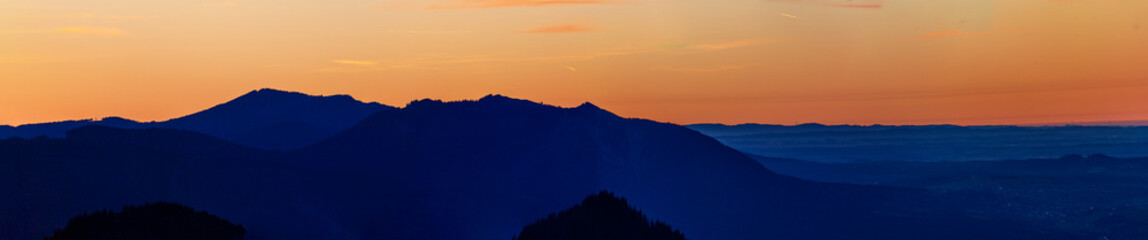 Fototapeta Panoramablicke bei Sonnenuntergang von einem Berg obraz