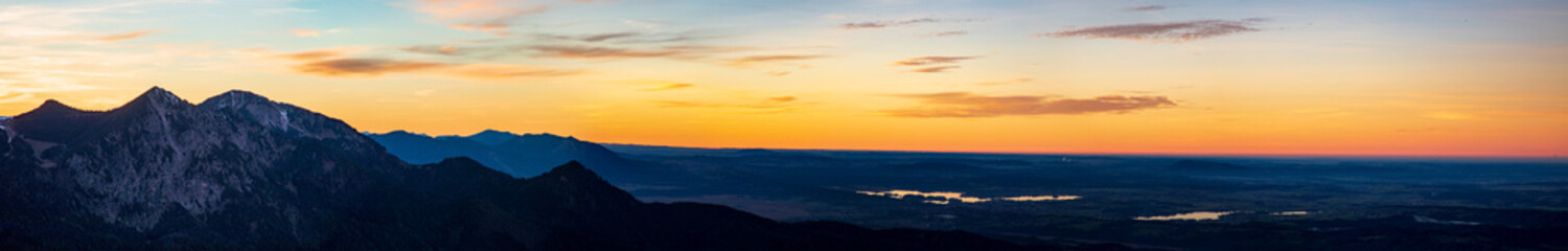 Fototapeta premium Panoramablick bei Nacht von einem Berg