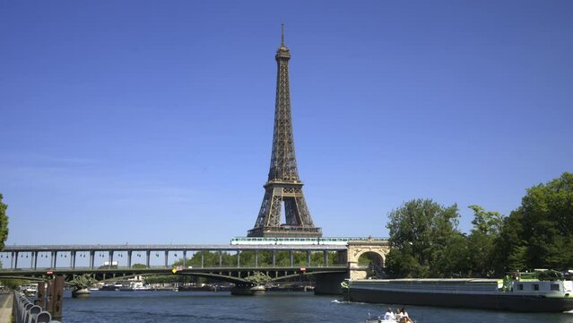 Le Pont de Bir-Hakeim et la Tour Eiffel, Paris, France