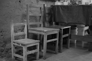 Sillas rusticas en blanco y negro