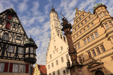 Romantisches Rothenburg; Marktecke am Georgsbrunnen mit den unterschiedlichen Rathausteilen