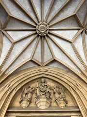 Obraz premium the ceiling in the church hall with patterns and images