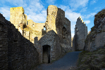 Burgruine Loewenburg in Monreal an einem wunderschönen sonnigen Herbstmorgen
