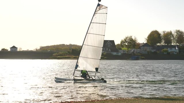 Hobie 14 Katamaran segelt auf der Bevertalsperre in H&uuml;ckeswagen | Hobie Cat 14 sailing