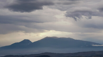 Obraz premium Monti Appennini avvolti di nebbie e nuvole e chiarori di sole