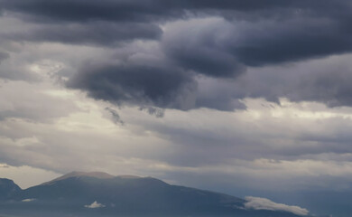 Monti Appennini avvolti di nebbie e nuvole e chiarori di sole