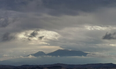Monti Appennini avvolti di nebbie e nuvole e chiarori di sole