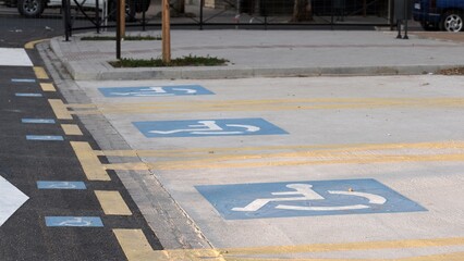 Detalle de aparcamiento para minusválidos en una calle de una ciudad