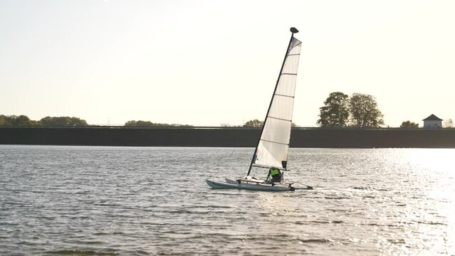 Hobie 14 Katamaran segelt auf der Bevertalsperre in H&uuml;ckeswagen | Hobie Cat 14 sailing