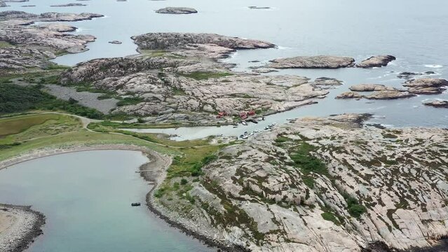 survol de la r&eacute;serve naturel de Tjurpannans sur la c&ocirc;te su&eacute;doise	