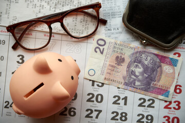 paragony fiskalne ,polski banknot , kartka z kalendarza, świnka skarbonka, emerytura	 - obrazy, fototapety, plakaty