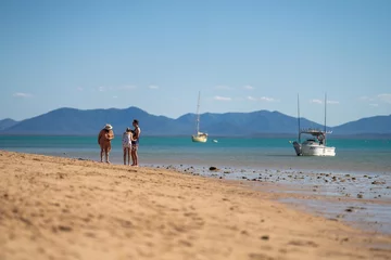 Crédence de cuisine en verre imprimé Whitehaven Beach, île de Whitsundays, Australie tourists on holiday at a tropical beach in the tropics
