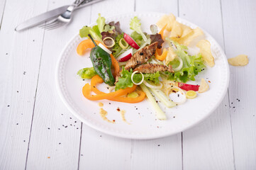 Leckeres Salat mit Puten Streifen 