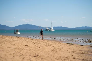 Crédence de cuisine en verre imprimé Whitehaven Beach, île de Whitsundays, Australie tourists on holiday at a tropical beach in the tropics