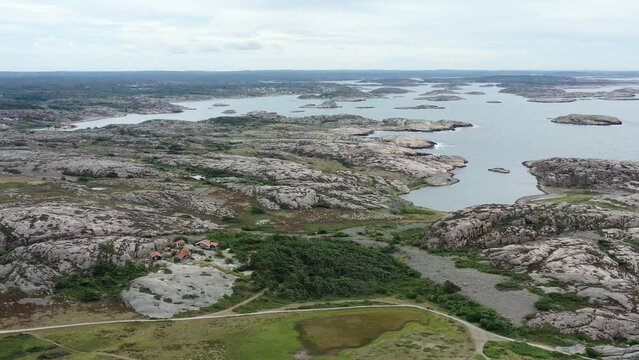 survol de la r&eacute;serve naturel de Tjurpannans sur la c&ocirc;te su&eacute;doise	