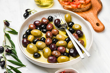 Mixed green olives and black olives with olive oil