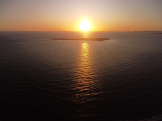 Atardecer en la playa con vista desde drone