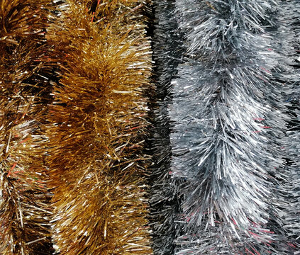 Fondo con detalle y textura de espumillon de navidad con tonos dorado y plateado