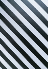 Fondo abstracto con detalle de lineas alternas en diagonal, en tonos negros y claros