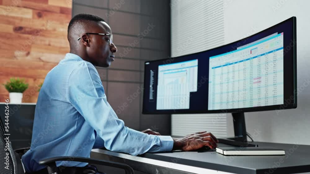 Aufkleber data analyst african man using spreadsheet