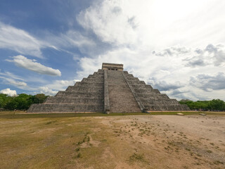 Fototapeta na wymiar Pirámide kukulcán en chichen itzá Maya