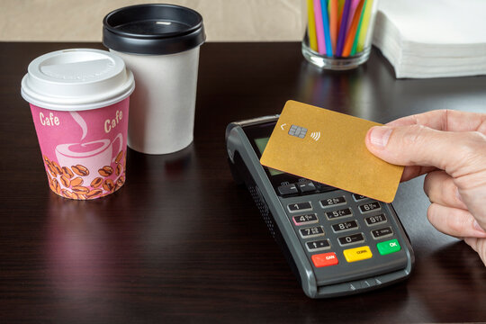CUSTOMER PAYMENT WITH CREDIT CARD TERMINAL, DATAPHONE OR TPV IN THE COFFEE SHOP. FOCUS SELECTED.