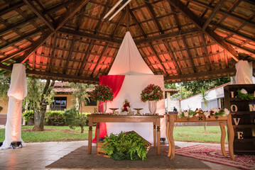 Obraz premium Decoração de casamento em chácara, com bolo e doces e uma decoração maravilhosa