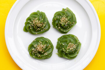 Sweet pandan pudding with white sesame seeds