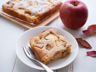 手作りのアップルケーキと新鮮な林檎