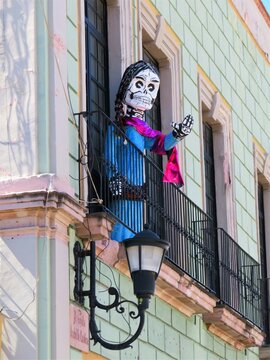 traditional mexican day of the dead skeleton woman