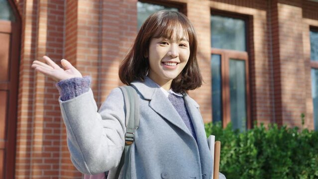 ���ֵĴ�ѧŮ���Ծ�ͷ����