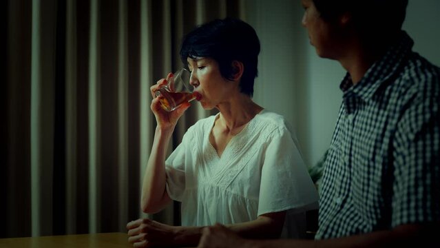 胸を押さえて苦しむ中年女性　医療イメージ
